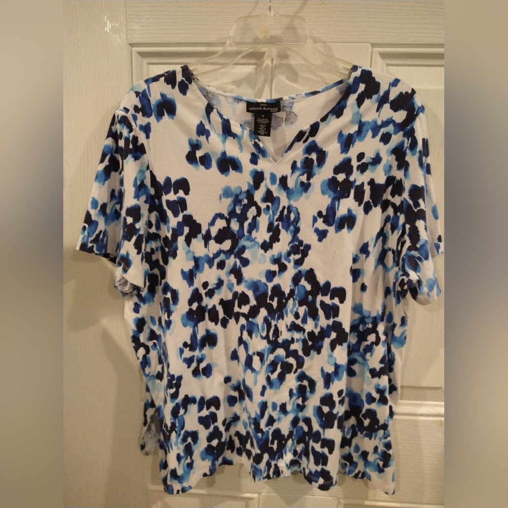Women's top. Stretchy. 26 x 20
